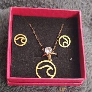 Elegant Gold Jewelry Set with Necklace and Earrings